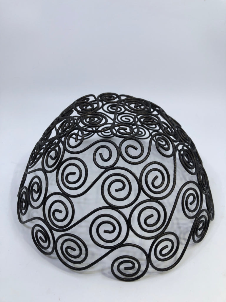 SWIRL METAL BASKET.