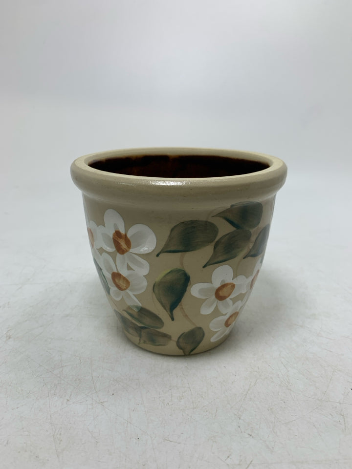 SMALL POTTERY PLANTER W/ WHITE DAISIES.