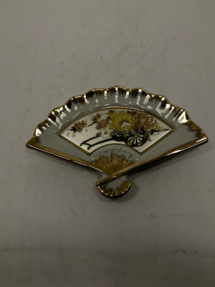 VTG CHOKIN FLOWERS IN WHEELBARROW FAN WALL HANGING.