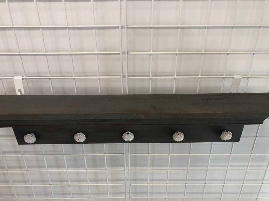 GREY WOOD SHELF WALL HANGING W/5 DISTRESSED KNOBS.