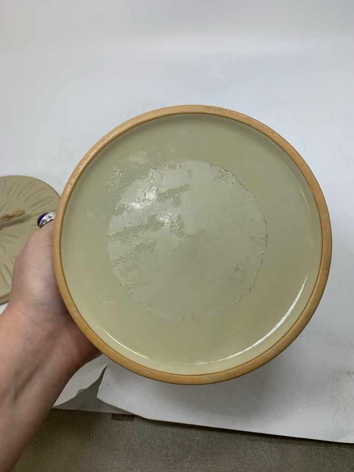 TEXTURED CERAMIC DISH W/ ROPE HANDLE.