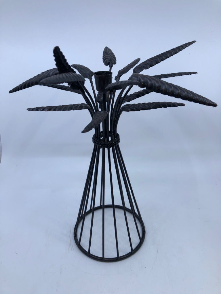 METAL WHEAT BUNDLE TAPERED CANDLE HOLDER.