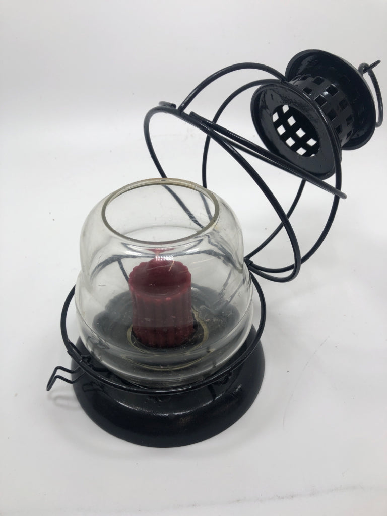 SM BLACK METAL LANTERN W/RED CANDLE.