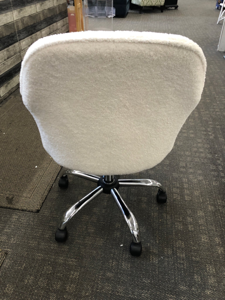 FUZZY WHITE DESK CHAIR.