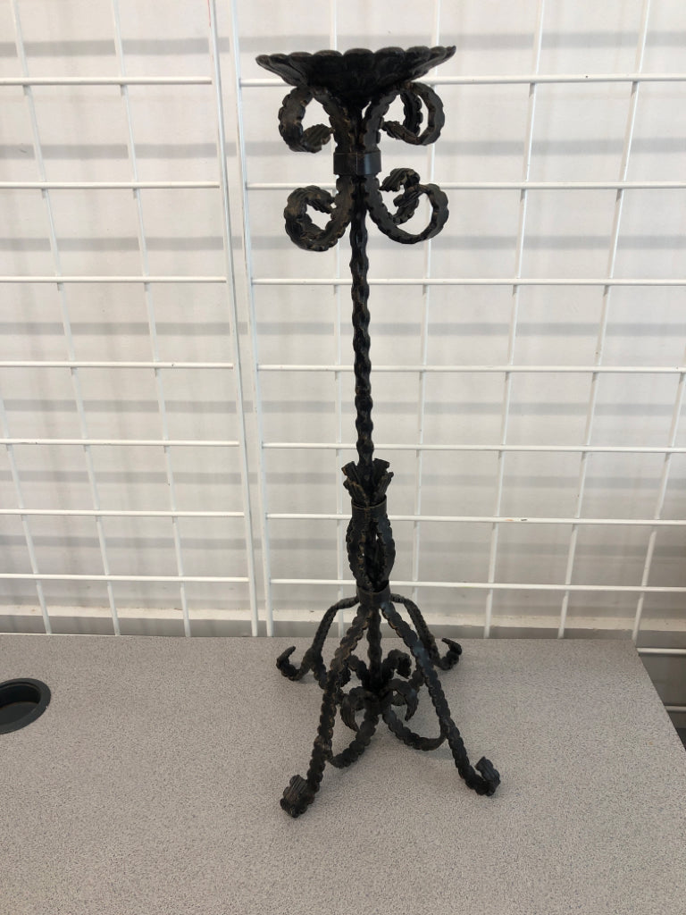 SCROLL DESIGN METAL PILLAR CANDLE HOLDER.
