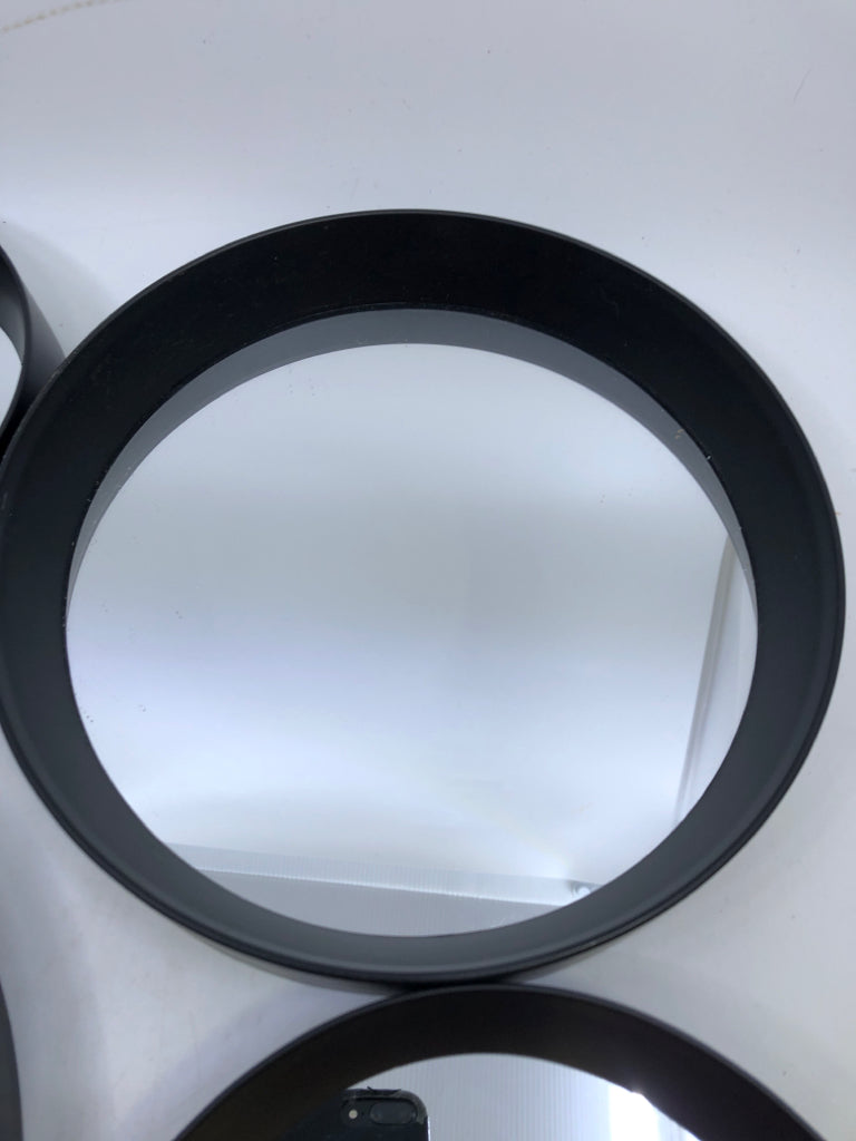 4 PC BLACK CIRCLE MIRROR WALL HANGING.