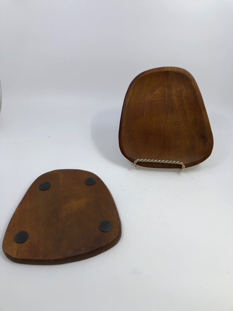 2 BAMBOO SNACK PLATES.