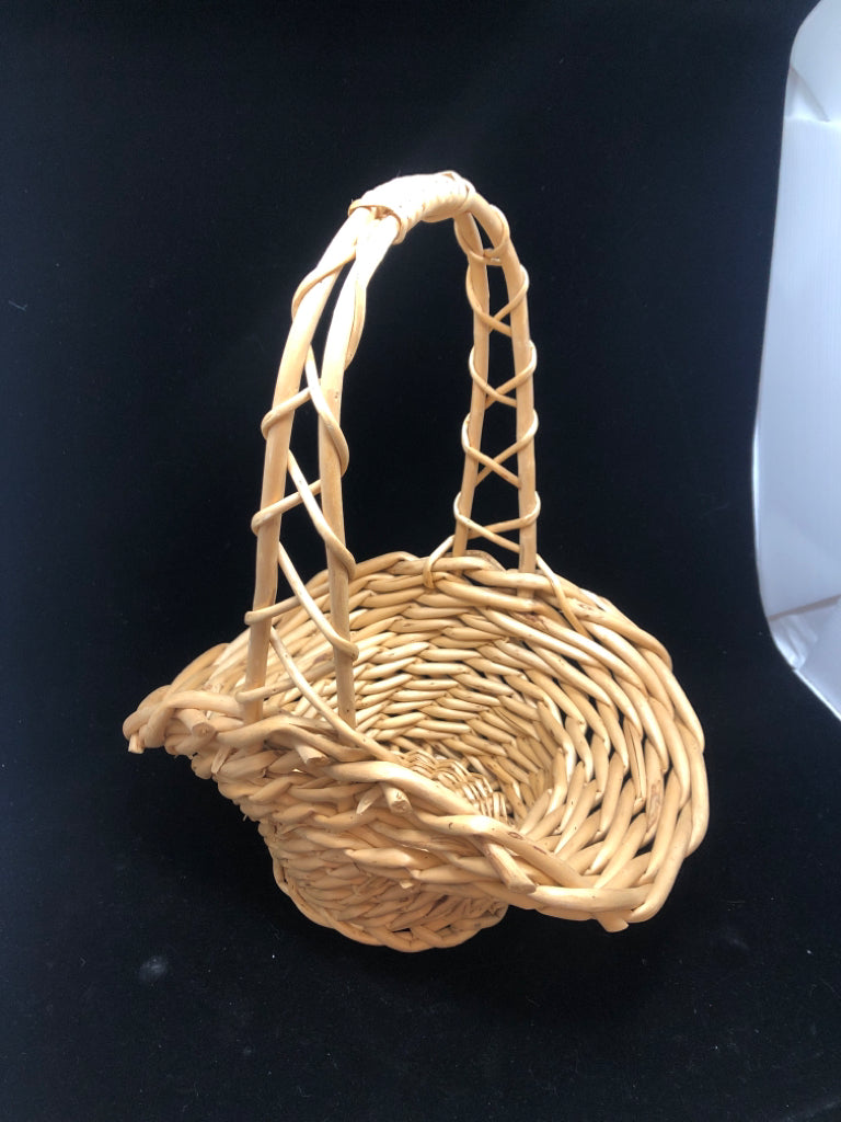 WICKER BASKET W/TWIST HANDLE.