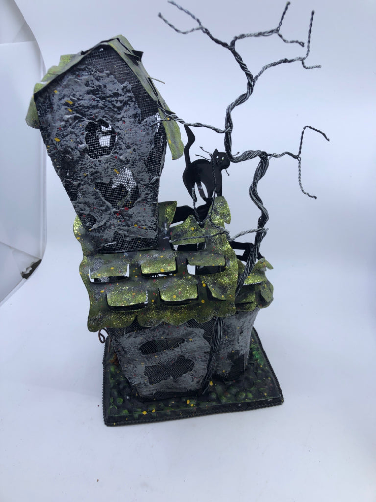 METAL HAUNTED HOUSE DECOR W/GHOST AND PUMPKINS.