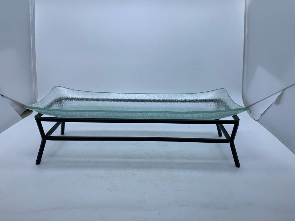 BLACK METAL BASE W/ RECTANGLE TEXTURED GLASS.