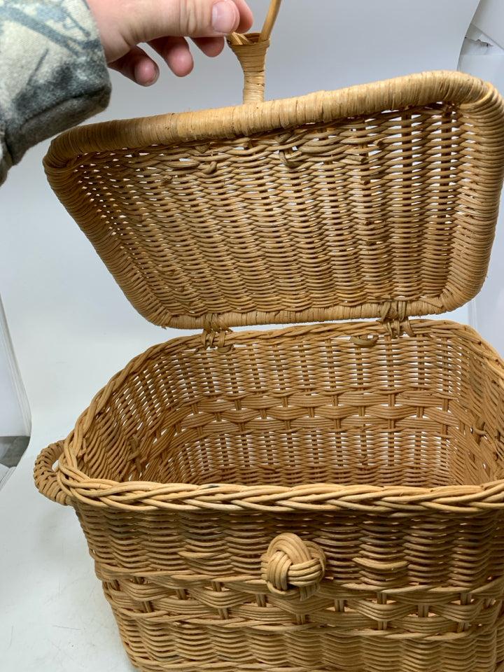 WOVEN PICNIC BASKET W/ LID/HANDLES.
