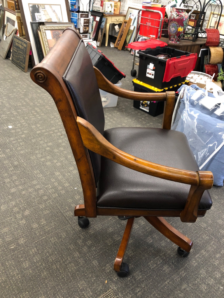 SWIVEL OFFICE CHAIR ON WHEELS, DK WOOD W/LEATHER SEAT.