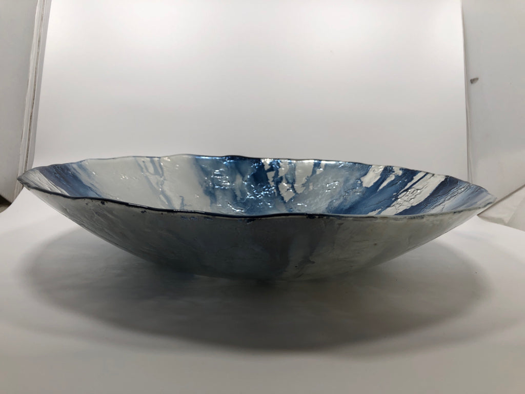 BLUE/WHITE CENTERPIECE BOWL.