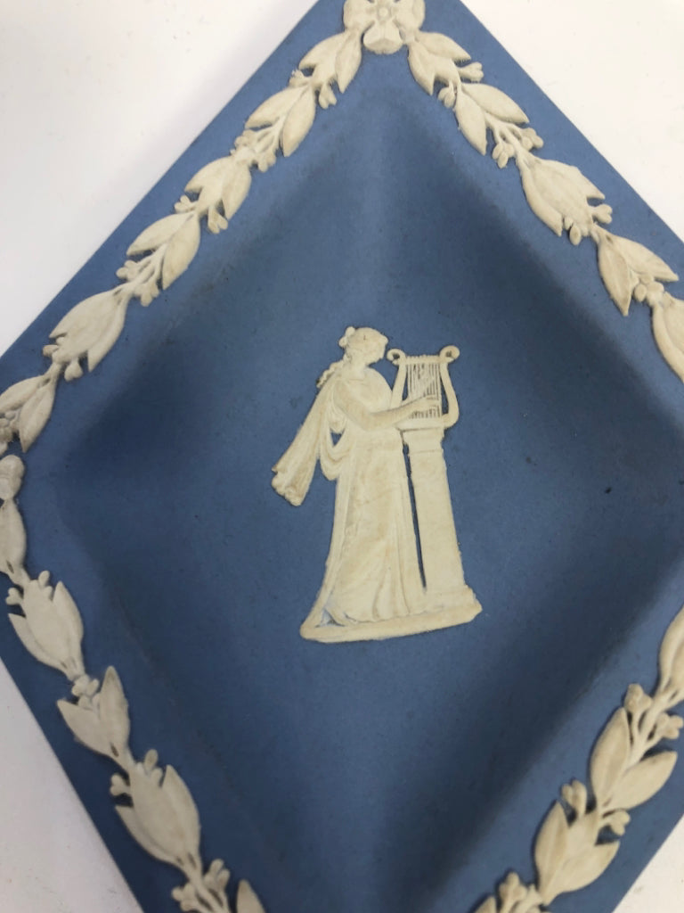 VTG JASPERWARE WOMAN PLAYING LYRE TRINKET DISH.