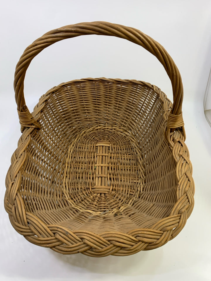 RECTANGLE BASKET W/BRAIDED EDGE.