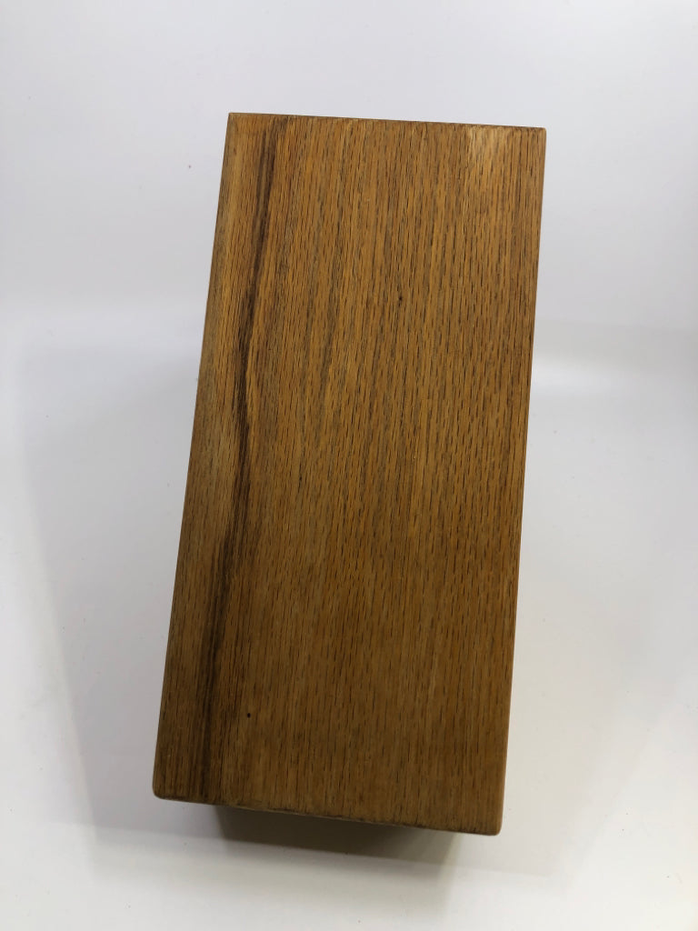 10-SLOT WOODEN KNIFE BLOCK J A HENCKELS.