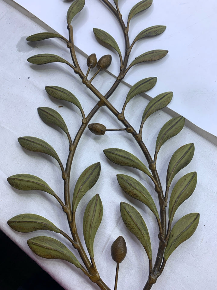 METAL GREEN LEAF AND OLIVE WALL HANGING.