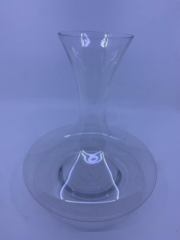 CLEAR GLASS DECANTER.