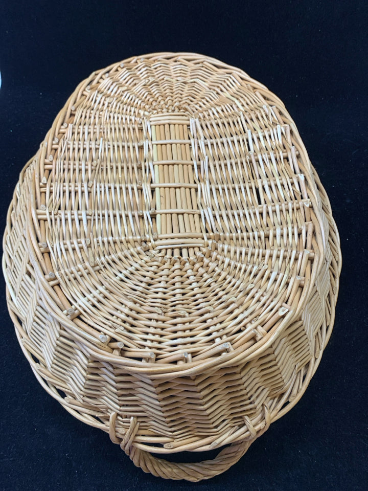 SHALLOW OVAL BASKET W/HANDLES.