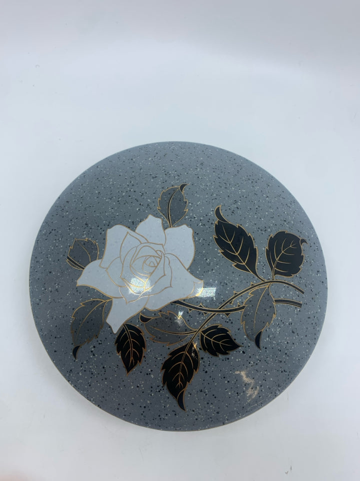 SPECKLED FLORAL BOX.