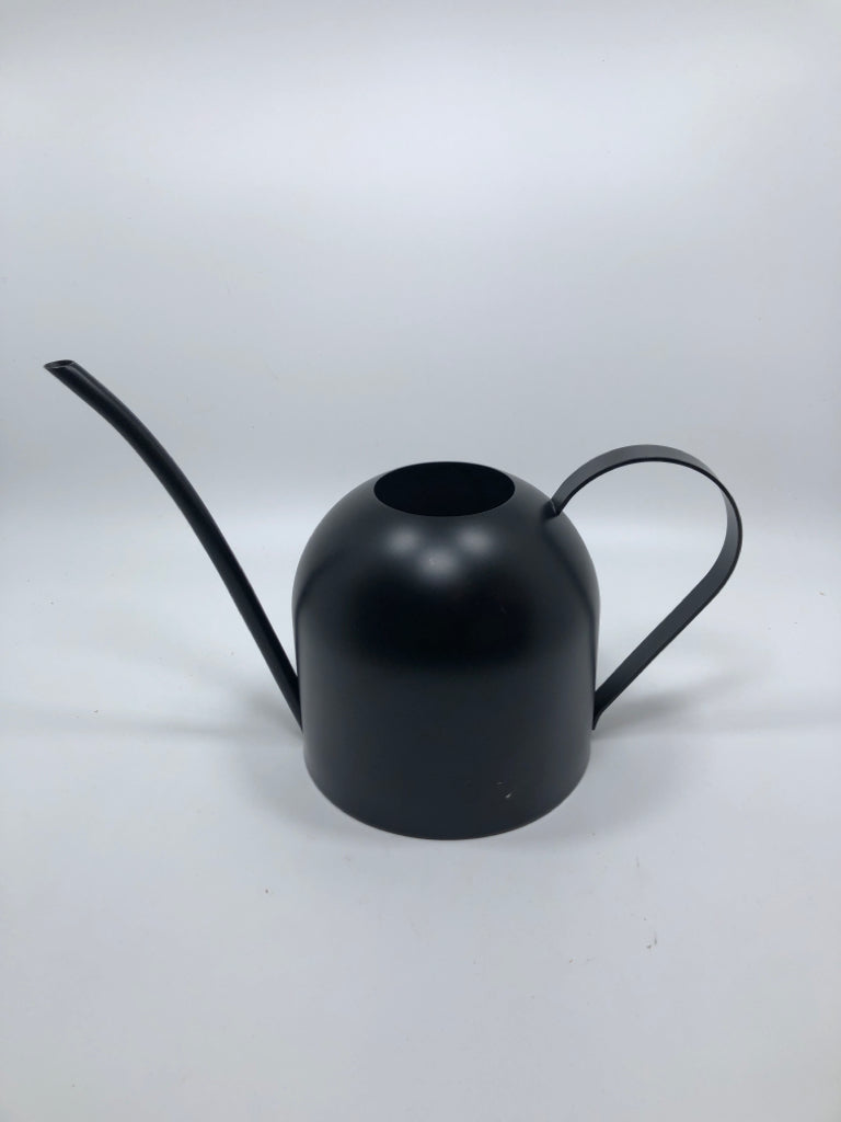 BLACK METAL WATERING CAN.