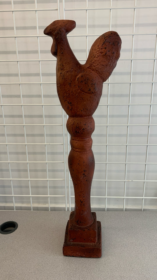 RED DISTRESSED ROOSTER PILLAR DECOR.