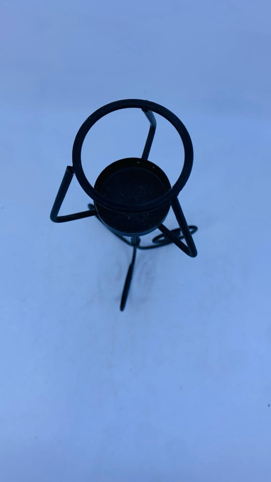 BLACK METAL CANDLE LAMP W CREAM SHADE.