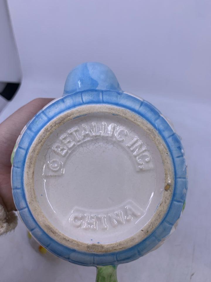 SMALL LIGHT BLUE CHECKERED W/ EMBOSSED DAISIES.