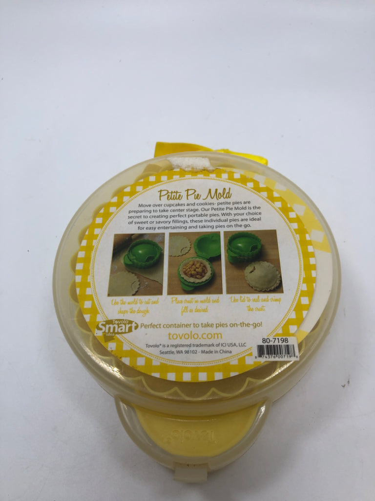 NIP PEAR PIE MOLD W/RECIPES.