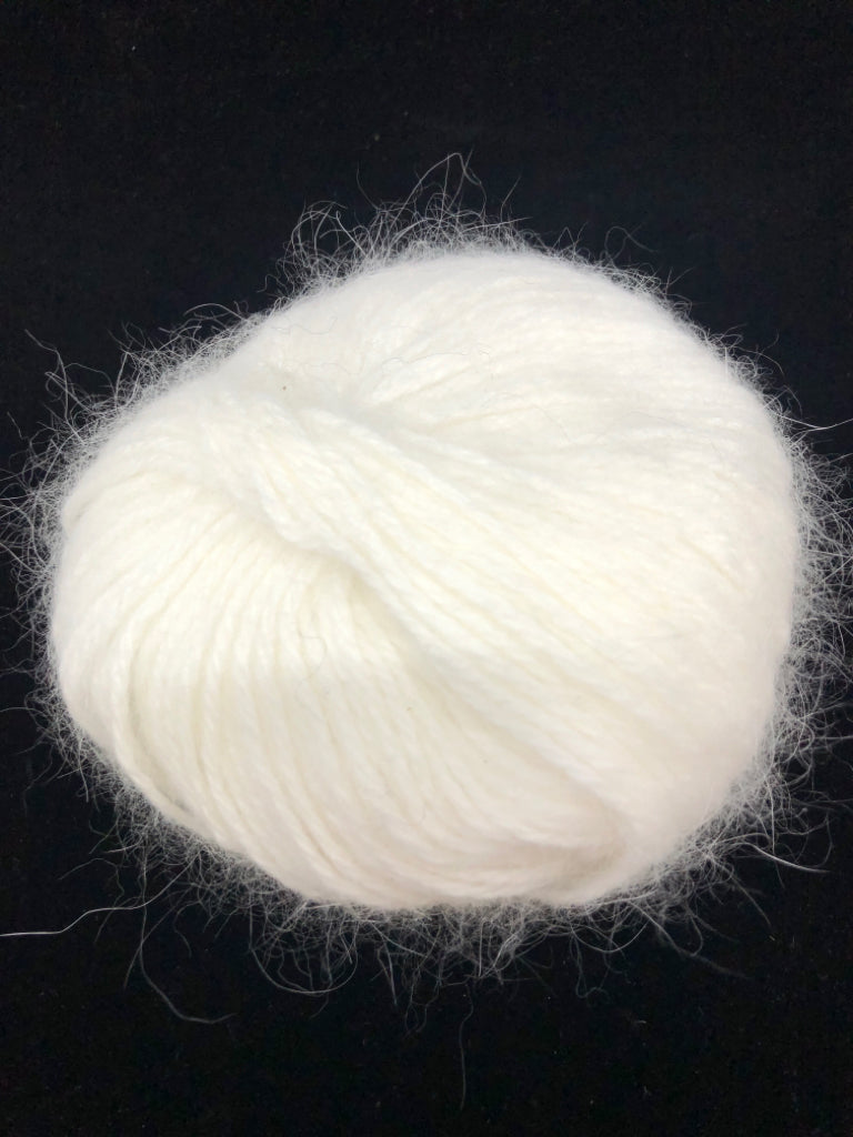 CREAM ANGELINA WOOL YARN.
