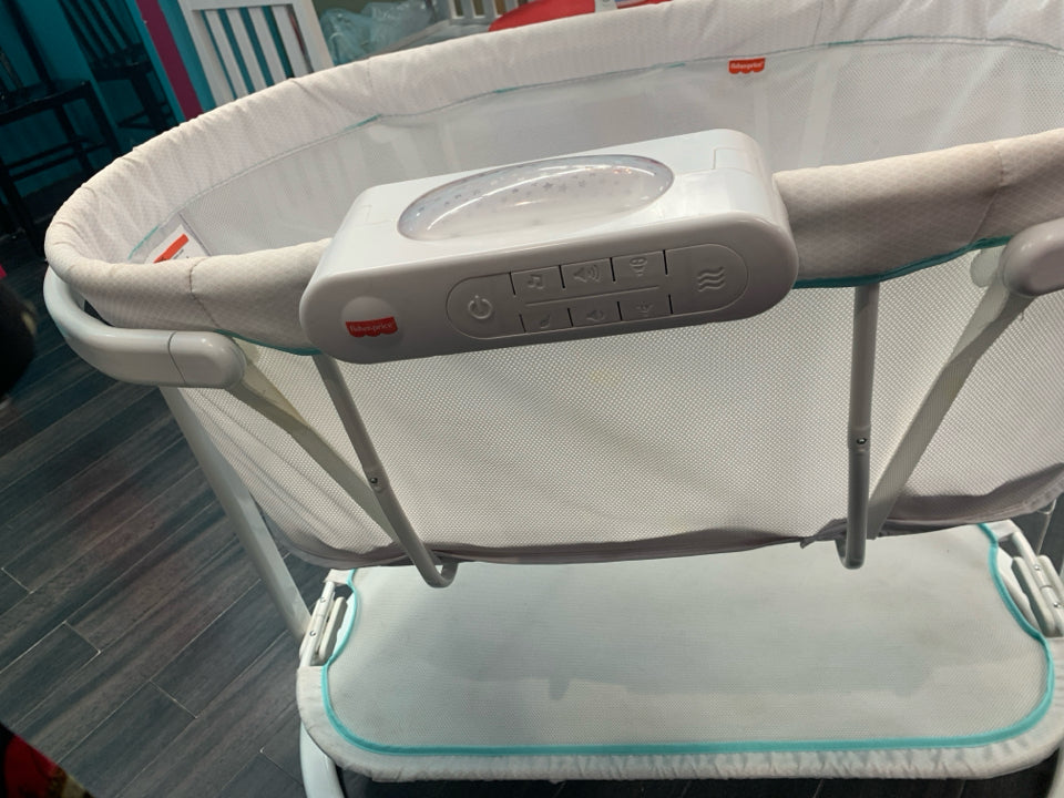 Fisher Price Baby Bedside Sleeper Soothing Motions Bassinet