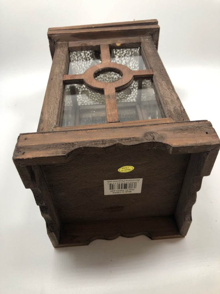 RUSTIC LANTERN W/CIRCLE DECAL.