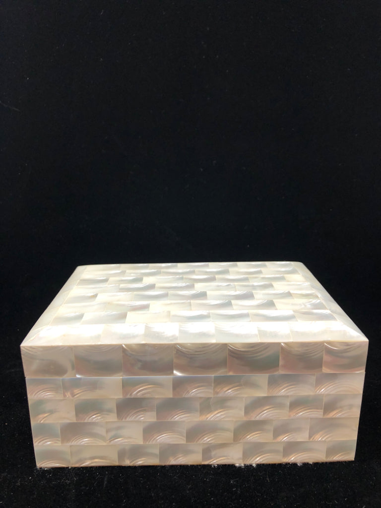 PEARLESCENT JEWELRY BOX.
