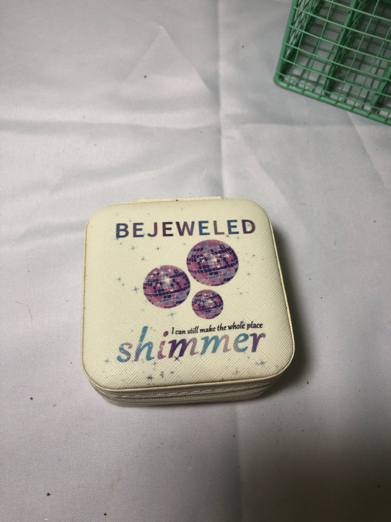 SMALL CREAM TRAVEL JEWELRY CASE.