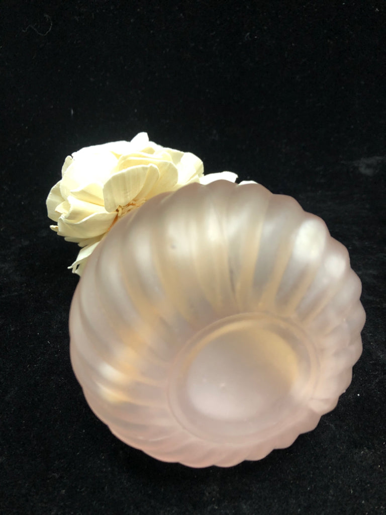 SWIRL PINK FROSTED VASE W/FOAM FLORALS.