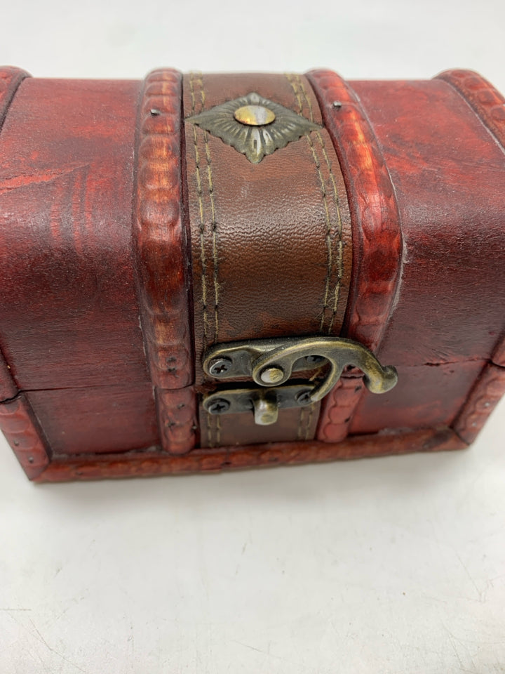 RED WOOD DECORATIVE BOX W/CLASP.