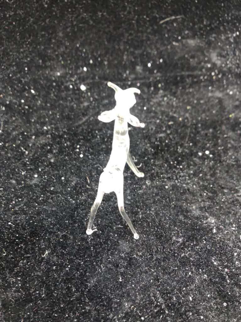 DELICATE GLASS GIRAFFE.