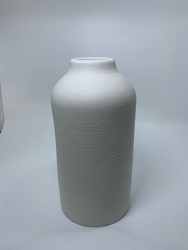 MATTE TEXTURED VASE W/ NO NECK.