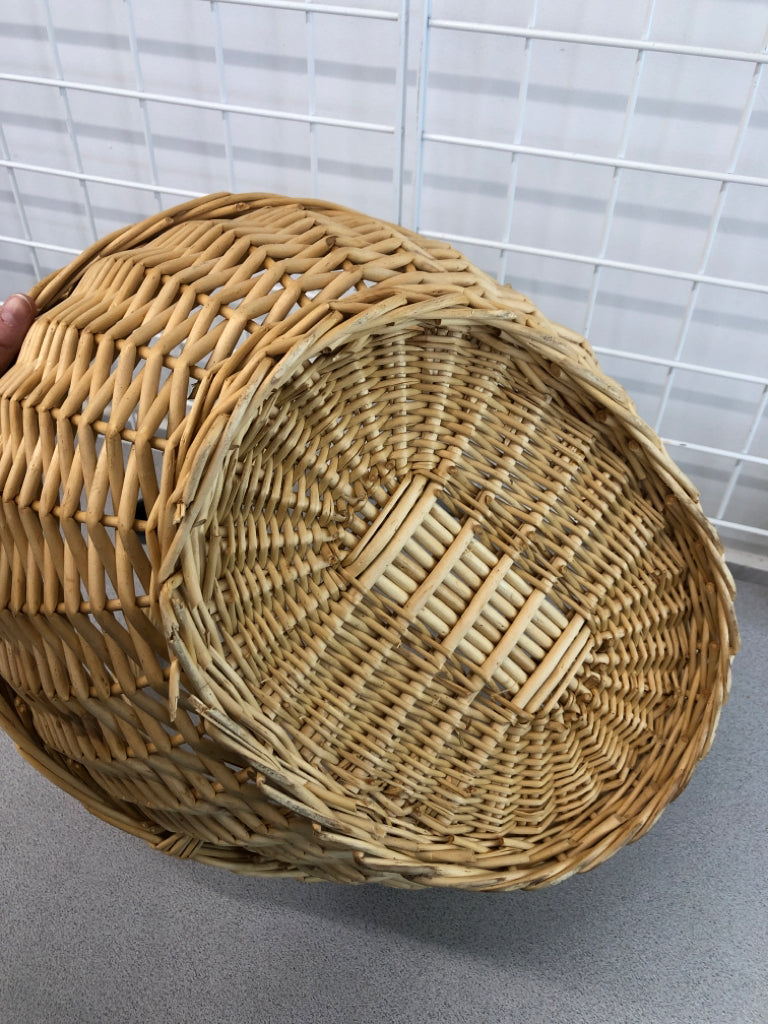 WOVEN WICKER BASKET.