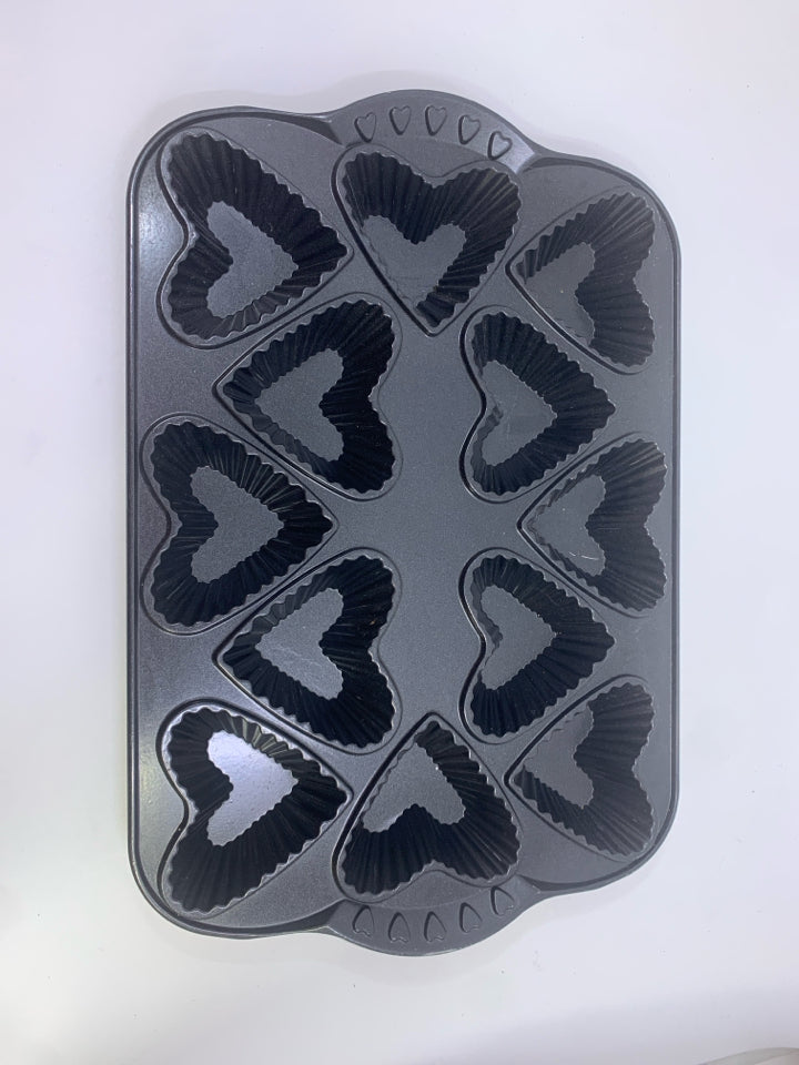 HEART TARTLETTE 12-SLOT CUPCAKE PAN NORDIC WARE.