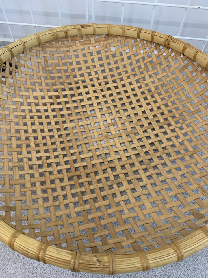 LIGHT WICKER SHALLOW ROUND BASKET/TRAY.