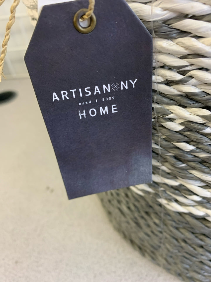 GREY/WHITE WOVEN BASKET WITH HANDLES.