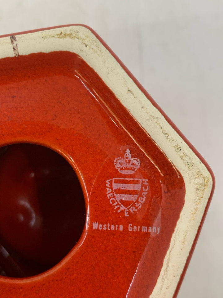 2 HEXAGON CERAMIC TEA LIGHT HOLDERS.