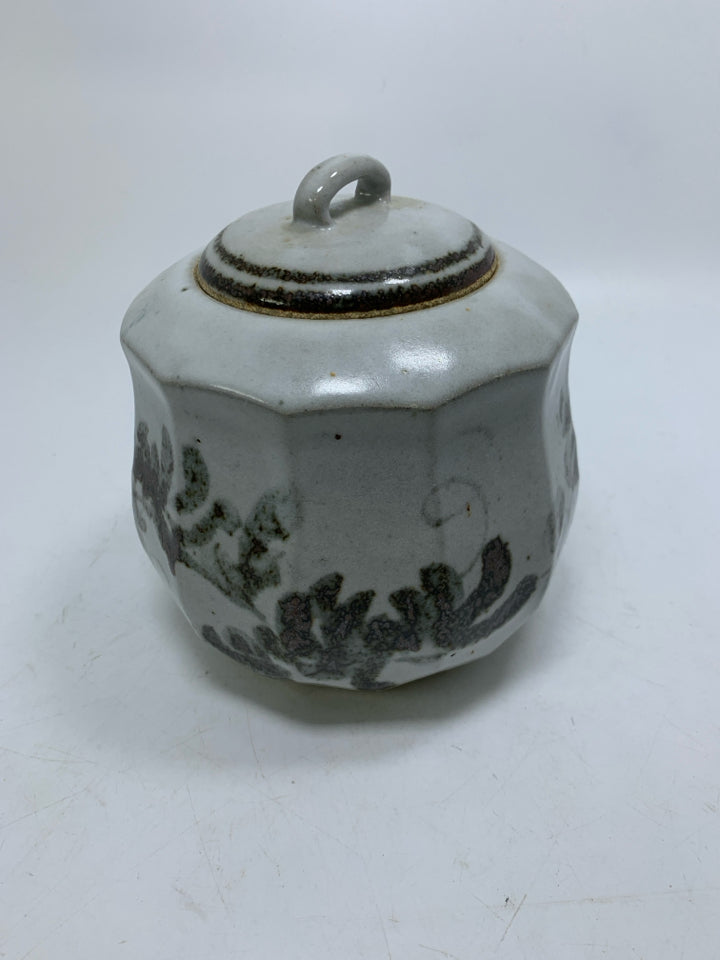 OFF WHITE W/ DARK GRAY LEAVES SHORT CANISTER.