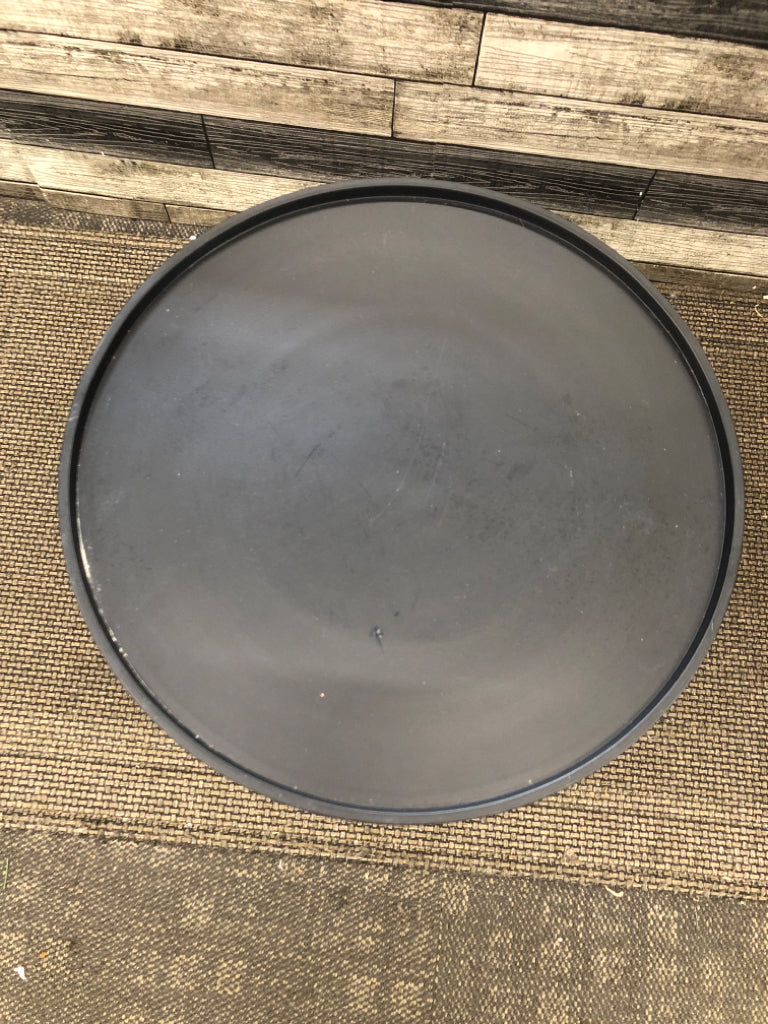METAL SIDE TABLE.