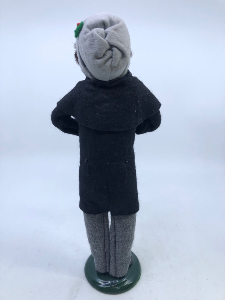 BYERS' CHOICE MAN HOLDING SANTA CARD-1991.