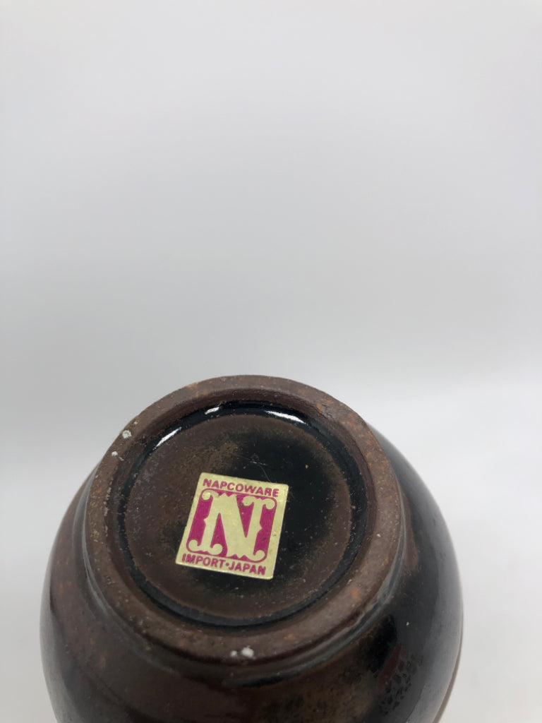 NAPCOWARE SWIRL VASE.