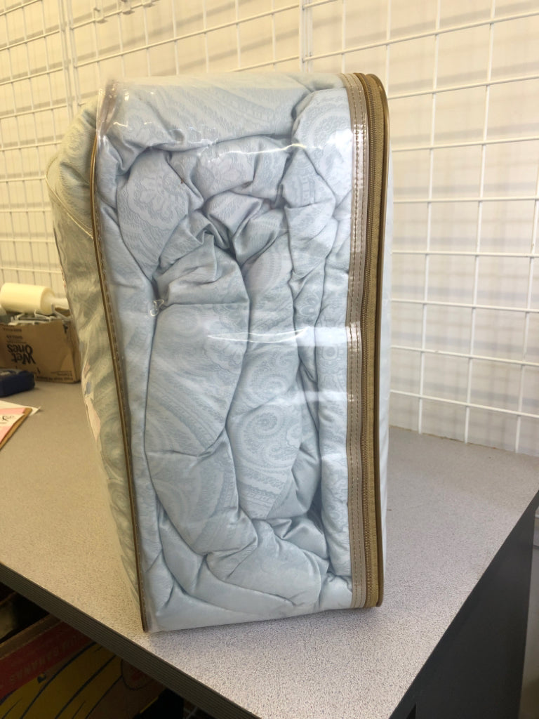 NIP 3 PC QUEEN COMFORTER SET.