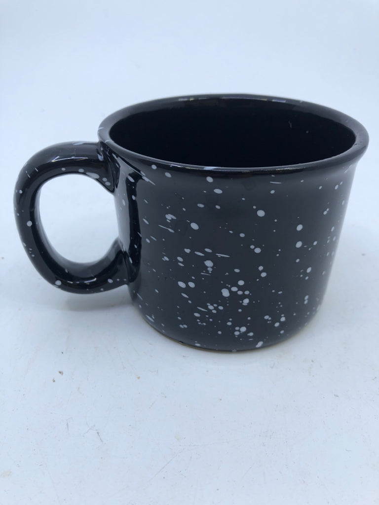 BLACK/ WHITE MUG