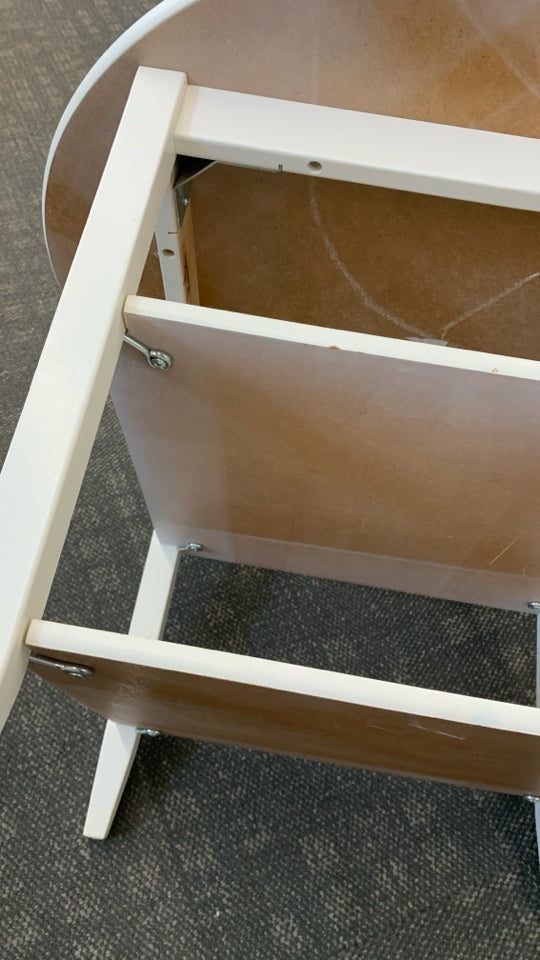 3-TIER WHITE CIRCLE TABLE.